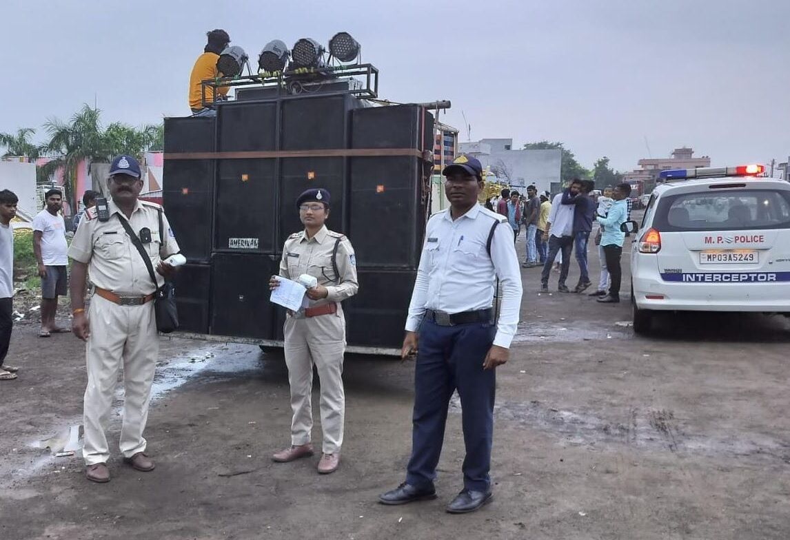 तीन दिनों में पकड़े पांच डीजे वाहन, 22 हजार का जुर्माना किया वसूल