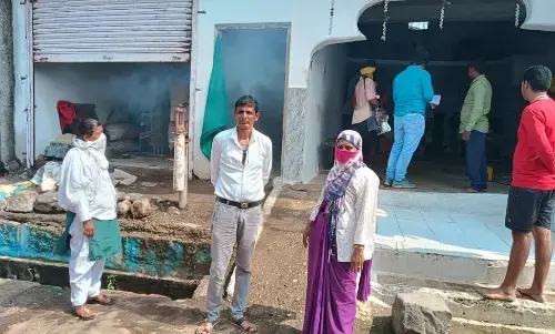 उभेगांव के १९० घरों की जांच, ७० घरों में मिले मच्छरों के लार्वा, स्वास्थ्य विभाग की टीम ने किया लार्वा नष्टीकरण