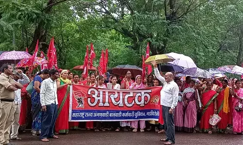 अपनी विभिन्न लंबित मांगों को लेकर आंगनवाड़ी कर्मियों ने मिनी मंत्रालय पर दिया धरना