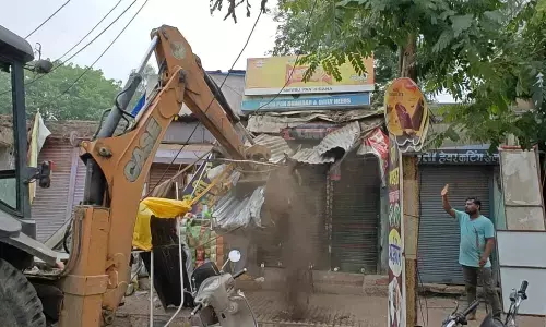 दुकानों के बाहर बढ़े शेड पर चला नपा का बुल्डोजर दुकानों के बाहर बढ़े शेड पर चला नपा का बुल्डोजर
