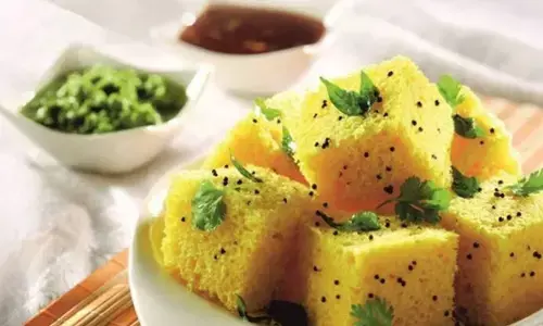 इस वीकेंड घर पर बनाएं खमन ढ़ोकला की टेस्टी रेसिपी, जानिए पूरी विधि