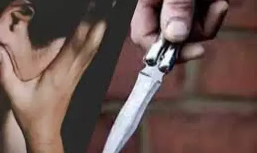 लड़की ने किया चाकू से हमला, जख्मी युवक न्यूड हालत में होटल से भागा
