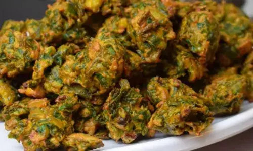 बारिश के मौसम में बनाएं गर्मा-गर्म पालक कॉर्न के पकौड़े, केवल कुछ ही मिनटों में बनाना सीखें