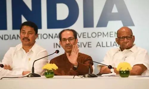 उद्धव ठाकरे और कांग्रेस के बीच सीट बंटवारों को लेकर बढ़ रही तकरार, राज्य में बीजेपी की मुश्किलें भी बरकरार उद्धव ठाकरे और कांग्रेस के बीच सीट बंटवारों को लेकर बढ़ रही तकरार, राज्य में बीजेपी की मुश्किलें भी बरकरार