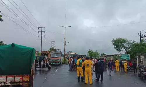 भांडेवाड़ी में दीवार टूटने से नागरिकों के घरों में पानी घुसा, परिसर जलमग्न भांडेवाड़ी में दीवार टूटने से नागरिकों के घरों में पानी घुसा, परिसर जलमग्न