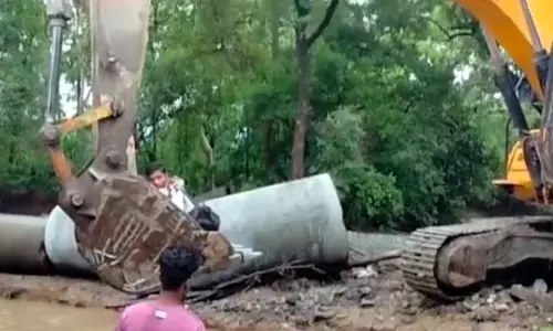 गड़चिरोली में लेबर पेन से तड़प रही महिला को जेसीबी से करवाया नाला पार