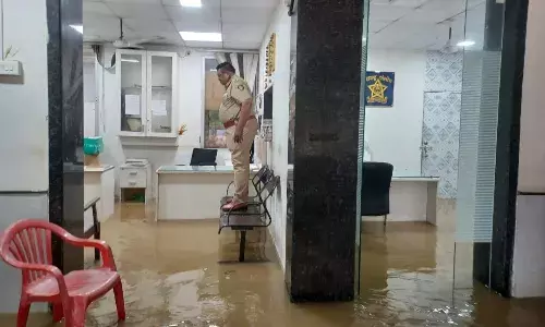 सोनेगांव थाने में भरा 4 फीट से अधिक पानी, अधिकारी- कर्मचारी कुर्सी पर खड़े होकर कार्य करते दिखे