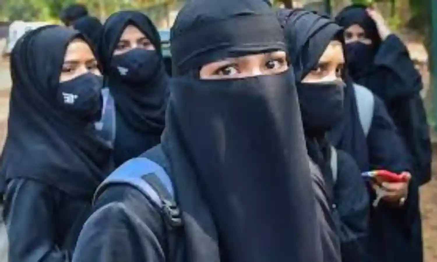 हिजाब पहनने को लेकर कोर्ट के आदेश के बाद 12 छात्राओं ने बंद किया कॉलेज जाना