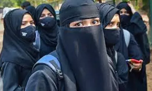 हिजाब पहनने को लेकर कोर्ट के आदेश के बाद 12 छात्राओं ने बंद किया कॉलेज जाना