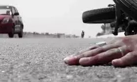 अलग अलग मामले - युवती सहित दो लोगों की मौत, मां - बेटा सहित तीन घायल