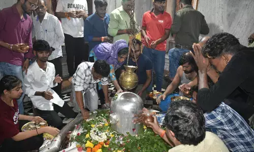 हर-हर महादेव से गूंजे शिवालय, अलग-अलग शिव मंदिरों में उमड़ी भक्तों की भीड़