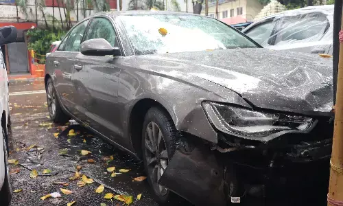 मुलुंड में ऑडी कार चालक ने दो ऑटोरिक्शा को मारी टक्कर, चार बुरी तरह घायल