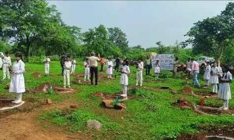 प्रधान जिला एवं सत्र न्यायाधीश सहित वन विभाग के अधिकारी-कर्मचारियों, छात्र-छात्राओं ने किया पौधरोपण