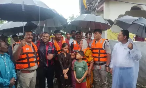 अचानक आई बाढ़, पेड़ पर चढ़े पति-पत्नी, पुलिस और एसडीआरएफ ने बचाई जान