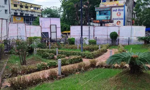 ऐतिहासिक किले का चेहरा बिगाड़ने पर तुले नेता और व्यवसायी, बैनरों से पटे सुरक्षा के लिए लगे ग्रिल