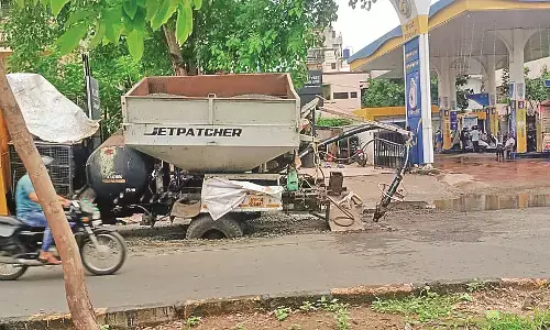 यह तो हद हो गई, गड्‌ढा बुझाने के लिए गया वाहन ही गड्ढे में फंस गया