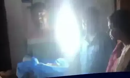 डाक्टर को टॉर्च की रोशनी में करनी पड़ी महिला की प्रसूति ,पांच दिन से बिजली ठप डाक्टर को टॉर्च की रोशनी में करनी पड़ी महिला की प्रसूति ,पांच दिन से बिजली ठप