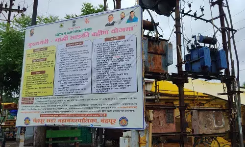 मनपा खुद ही उड़ा रही नियमों की धज्जियां , चारों तरफ टंगे हैं पोस्टर - बैनर