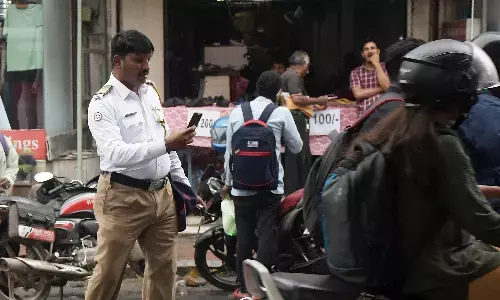 ओट में छिपकर दिनभर मोबाइल से फोटो खींचते नजर आई नागपुर की ट्रैफिक पुलिस