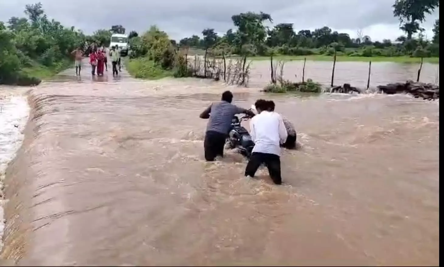 रैपुरा से शाहनगर मार्ग हुआ अवरूद्ध, हरदुआ सारसबाहू नाला उफान पर रैपुरा से शाहनगर मार्ग हुआ अवरूद्ध, हरदुआ सारसबाहू नाला उफान पर
