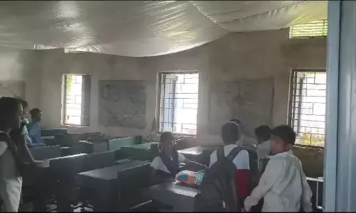 टपकती छत से बचने लगाई पन्नी उससे भी रिस रहा पानी, छतों में आई दरार, दुर्घटना की आशंका