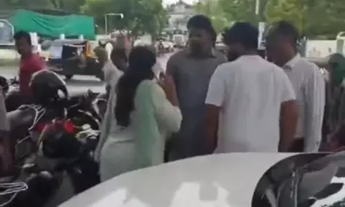 गिट्टीखदान थाने के सामने महिला की बेकाबू कार ने वाहनों और लोगों को उड़ाया
