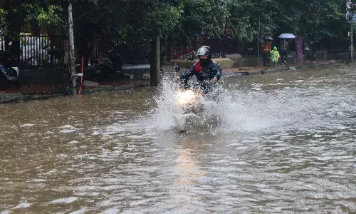 सीएम शिंदे ने फंसे लोगों को एयरलिफ्ट करने को कहा, दसवीं-बारहवीं की पूरक परीक्षा भी टली