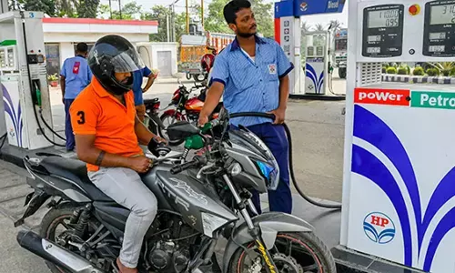 पेट्रोल में मिले इथेनॉल का बन रहा पानी, दोपहिया चालक इस बात से हो रहे हैं परेशान