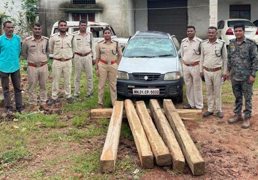 लग्जरी कारों से हो रही सागौन की तस्करी, कीचड़ में फंसा वाहन, मिले छह सागौन