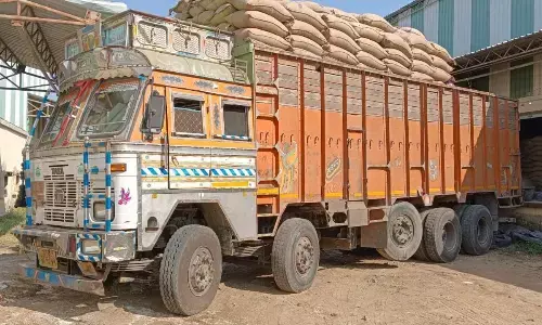 सरकारी अनाज के परिवहन में ताक पर नियम, ट्रक ओवरलोड कर 35 टन गेहूं भेजा गया वारासिवनी सरकारी अनाज के परिवहन में ताक पर नियम, ट्रक ओवरलोड कर 35 टन गेहूं भेजा गया वारासिवनी