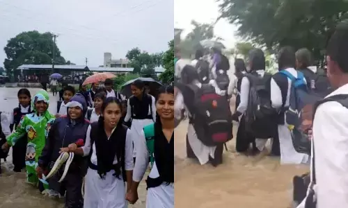 हाथ में चप्पल, पीठ पर बैग, एक दूसरे का हाथ थामे, उफनती नदी पार करने मजबूर नौनिहाल