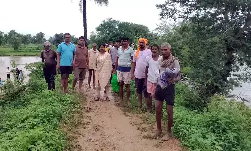 गांव तालाब की सुरक्षा दीवार टूटने से मछुआरों और किसानों का भारी नुकसान गांव तालाब की सुरक्षा दीवार टूटने से मछुआरों और किसानों का भारी नुकसान