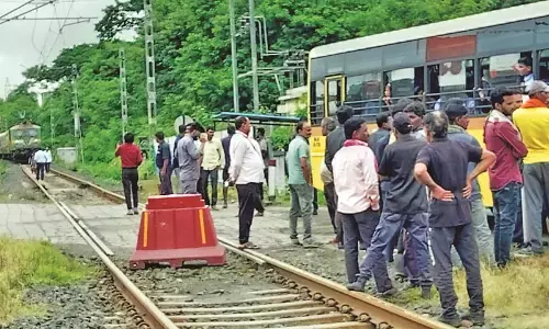 बाल-बाल बचे 40 बच्चे, 100 मीटर दूर ट्रेन और रेलवे क्रॉसिंग में फंस गई स्कूल बस बाल-बाल बचे 40 बच्चे, 100 मीटर दूर ट्रेन और रेलवे क्रॉसिंग में फंस गई स्कूल बस