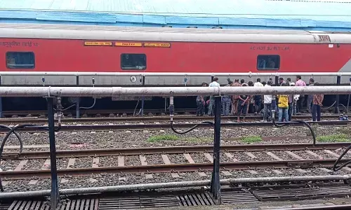बंगलुरू-पटना एक्सप्रेस को बल्लारशाह से नागपुर तक लाया हौले - हौले