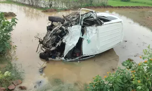 बल्कर से सीधी टक्कर के बाद पलटी कार, चालक की मौत बल्कर से सीधी टक्कर के बाद पलटी कार, चालक की मौत