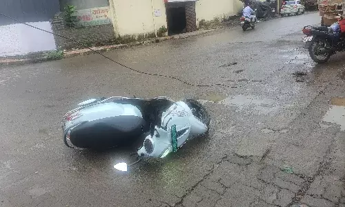 हादसों को न्यौता - सड़क पर बिखरे पड़े हैं बिजली के खंभों से लगे निजी सेलुलर कंपनी के तार