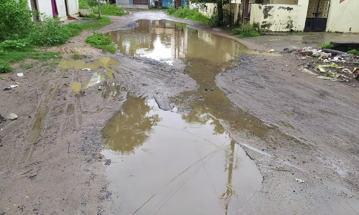 गड्ढों के बीच पोखर-नालियों में तब्दील सडक़ें
