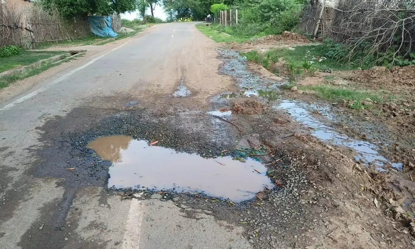 ग्रामीण सडक़ों पर जगह-जगह गड्ढे, बनी रहती है हादसे की आशंका