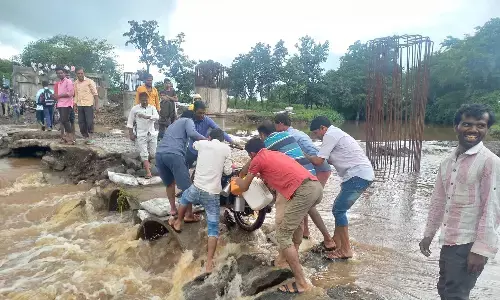 जान जोखिम में डाल नदी पार करने मजबूर स्कूली बच्चे व ग्रामीण जान जोखिम में डाल नदी पार करने मजबूर स्कूली बच्चे व ग्रामीण