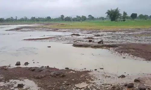 तालाब की सुरक्षा दीवार क्षतिग्रस्त होनेे से टूटी,  किसानों का भारी नुकसान तालाब की सुरक्षा दीवार क्षतिग्रस्त होनेे से टूटी,  किसानों का भारी नुकसान