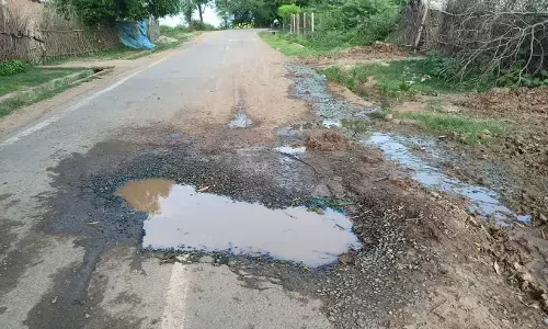 ग्रामीण सडक़ों पर जगह-जगह गड्ढे, बनी रहती है हादसे की आशंका ग्रामीण सडक़ों पर जगह-जगह गड्ढे, बनी रहती है हादसे की आशंका