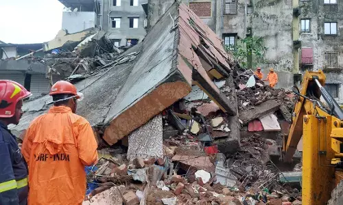 नवी मुंबई में चार मंजिला इमारत ढही, तीन की मौत और दो बचाए गए नवी मुंबई में चार मंजिला इमारत ढही, तीन की मौत और दो बचाए गए