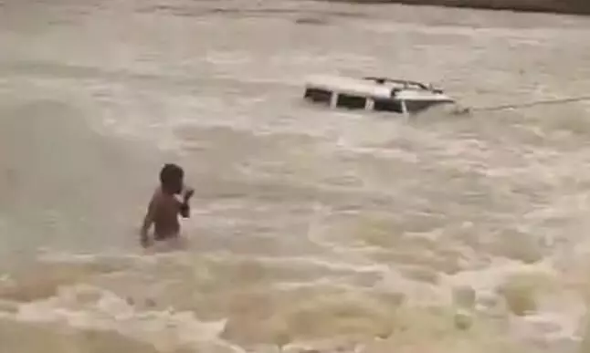 नदीं के तेज बहाव में बही वाहन, चालक ने कूंदकर बचाई जान नदीं के तेज बहाव में बही वाहन, चालक ने कूंदकर बचाई जान