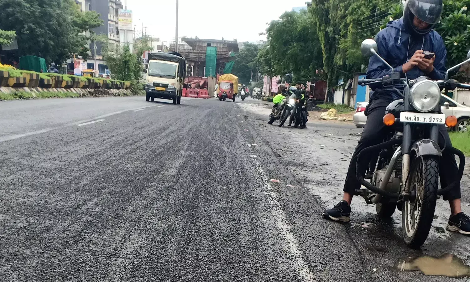 बारिश में बह गया नेशनल हाईवे का डामर और गिट्टी, वाहन चलाना हो गया दूभर