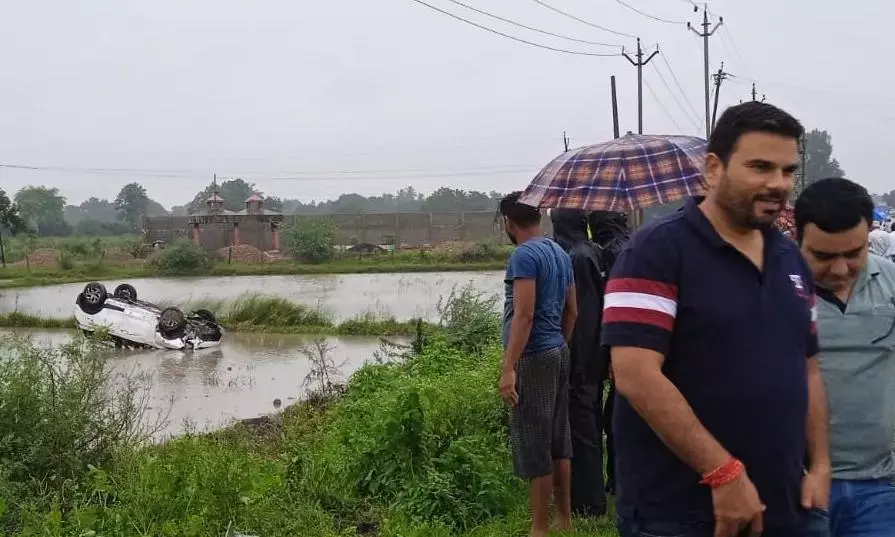 टर्निंग पर कार अनियंत्रित होकर खेत में जा पलटी, हादसे में 4 बुरी तरह जख्मी