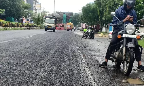 बारिश में बह गया नेशनल हाईवे का डामर और गिट्टी, वाहन चलाना हो गया दूभर