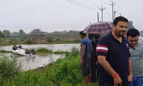 टर्निंग पर कार अनियंत्रित होकर खेत में जा पलटी, हादसे में 4 बुरी तरह जख्मी टर्निंग पर कार अनियंत्रित होकर खेत में जा पलटी, हादसे में 4 बुरी तरह जख्मी