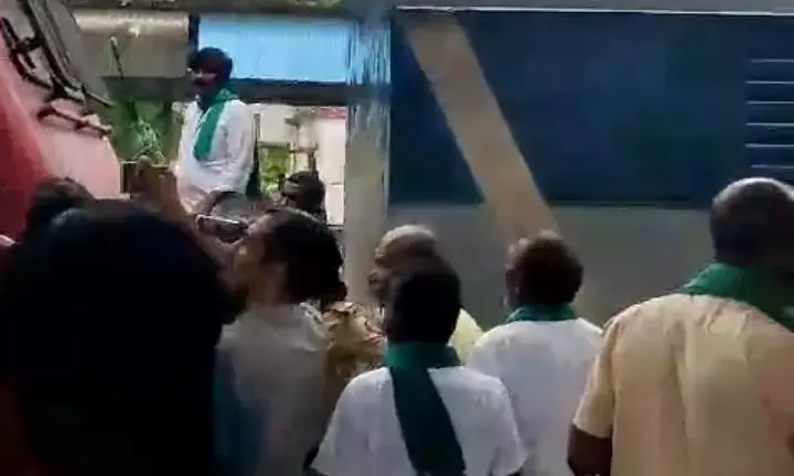 खाना-पानी के लिए यात्रियों ने रोकी ट्रेन, आंदेलन करने जा रहे थे दिल्ली, मध्य प्रदेश से जीआरपी ने लौटा दिया
