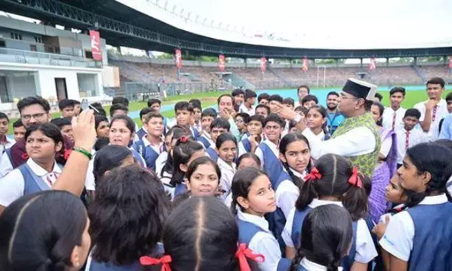 खेल मंत्री विश्वास सारंग की पहल पर स्पोर्ट्स इंफ्रास्ट्रक्चर विजिट प्रोग्राम शुरू, स्कूली बच्चों ने तात्या टोपे खेल स्टेडियम में देखी खेल सुविधाएं