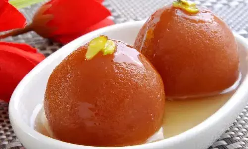 रक्षाबंधन के मीठे अवसर पर घर पर ही बनाएं गेंहू के आटे से मार्केट जैसे मीठे और स्वादिष्ट गुलाब जामुन रक्षाबंधन के मीठे अवसर पर घर पर ही बनाएं गेंहू के आटे से मार्केट जैसे मीठे और स्वादिष्ट गुलाब जामुन